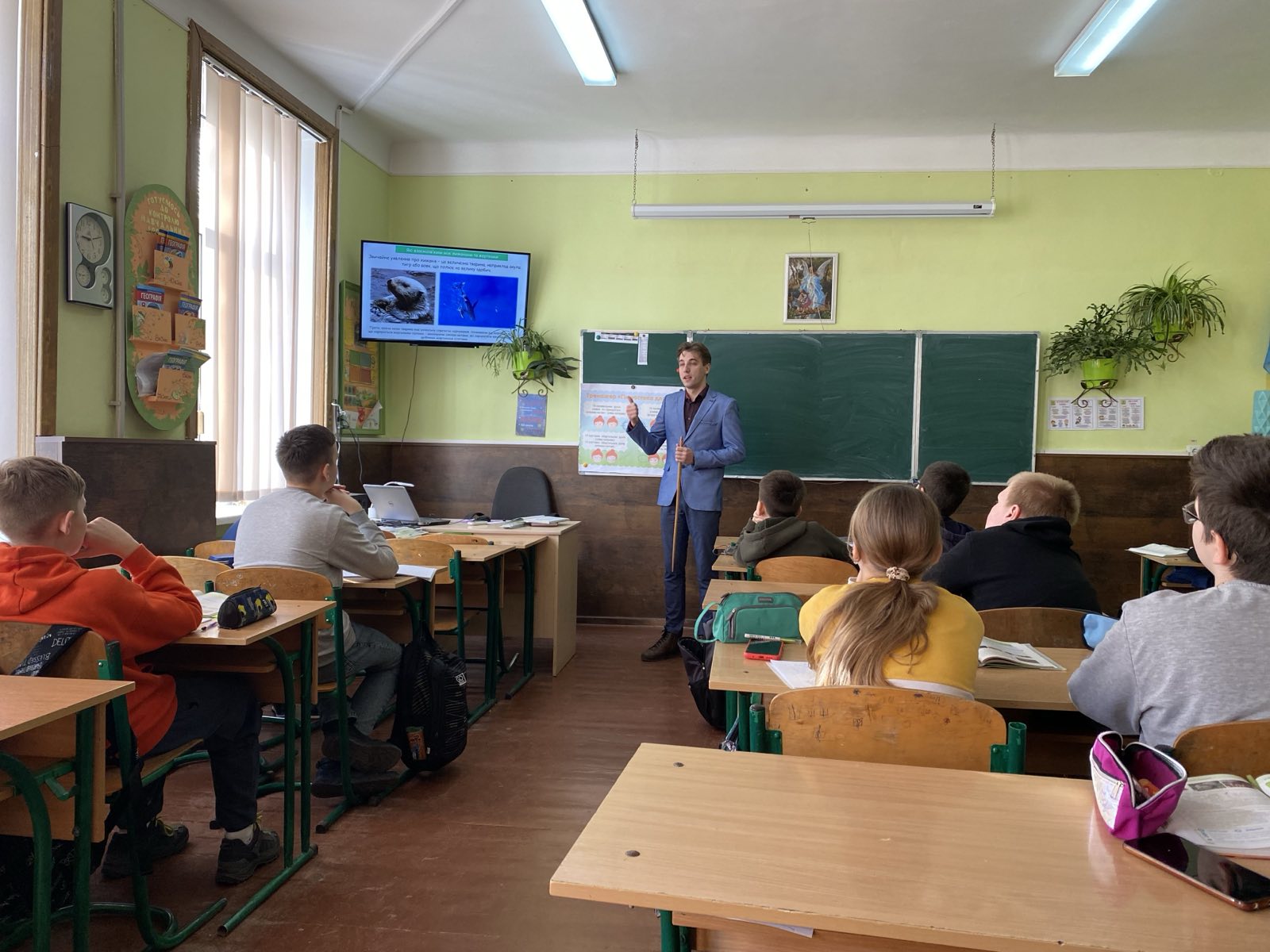 Учні уважно слухають новий матеріал Учні уважно слухають новий матеріал